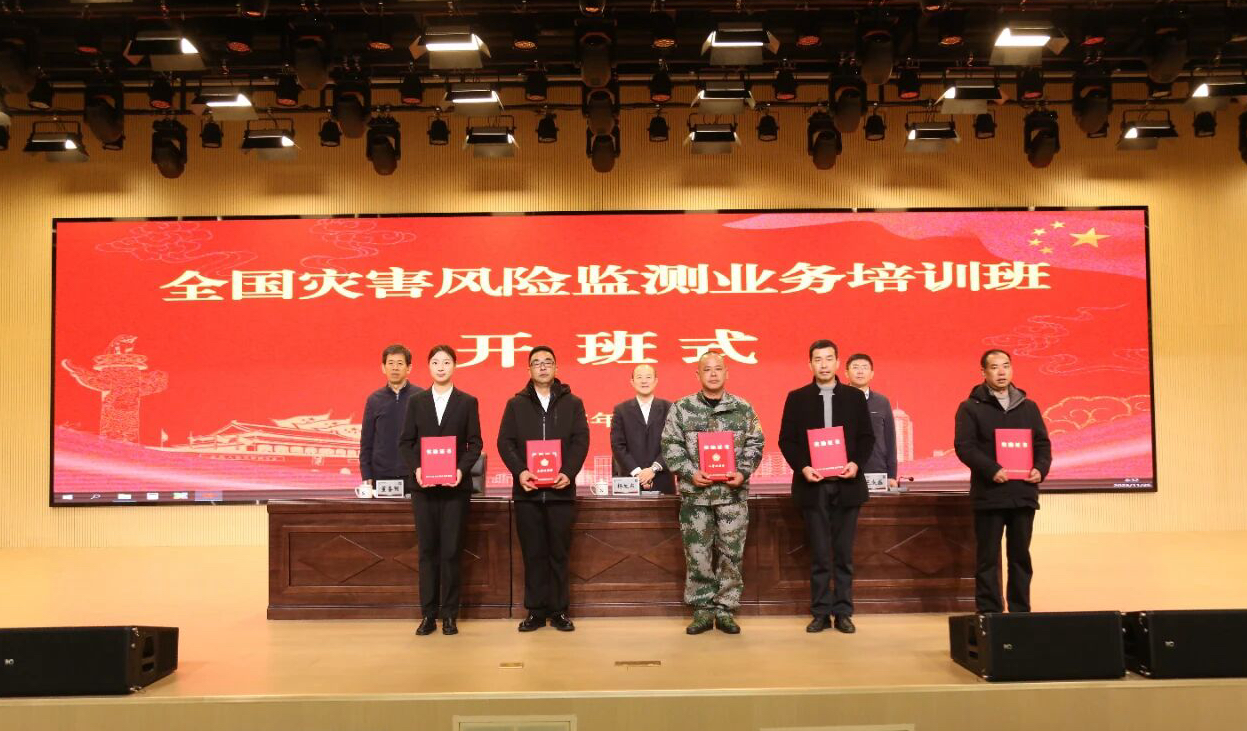 赶在山体滑坡前安全转移11人 忠县基层巡查员获国家嘉奖1.png