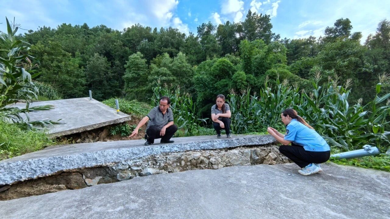 赶在山体滑坡前安全转移11人 忠县基层巡查员获国家嘉奖2.jpg