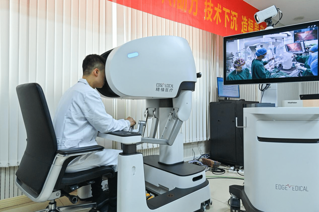 跨越千里“云端”执刀 西部首例多孔机器人远程手术在渝实施1.png