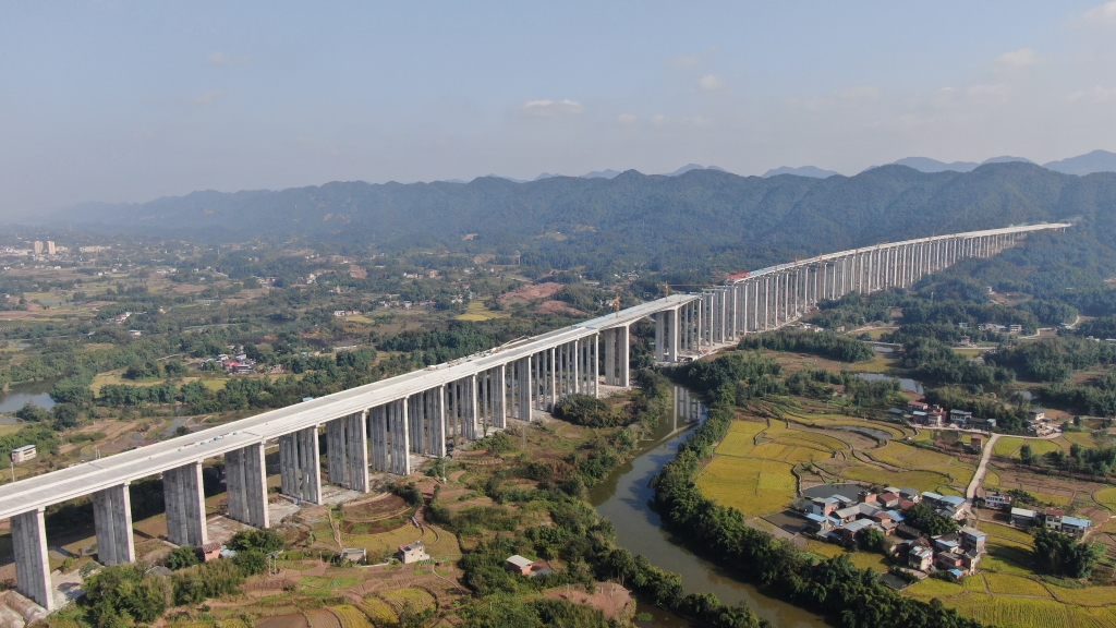 渝遂复线高速土建工程完工超八成全线预计明年建成