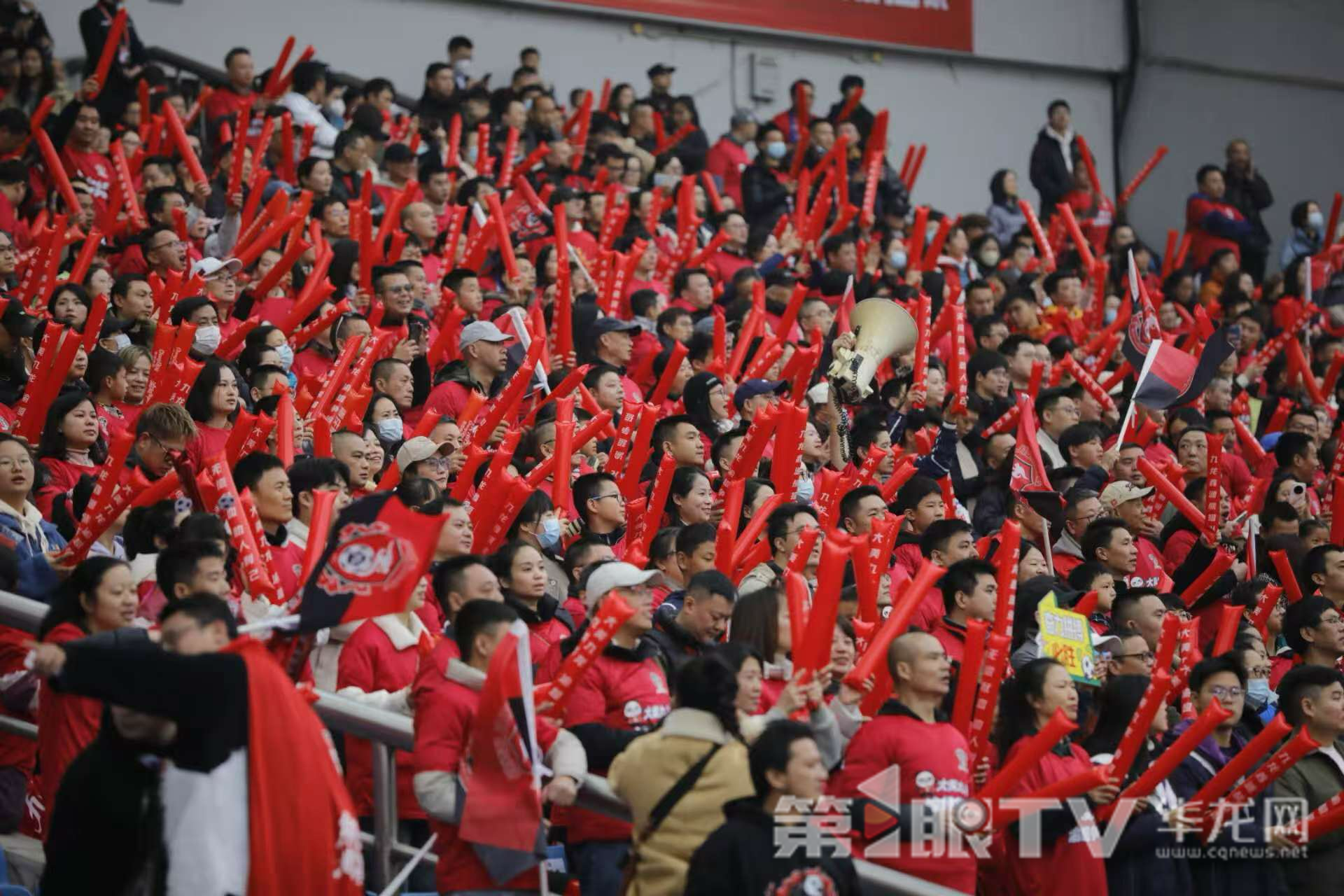 渝超联赛引爆山城足球热情 四万球迷见证奥体重回沸腾时刻3.png