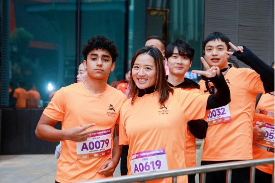 近千名选手垂直攀登山城之巅 第十三届重庆解放碑登高楼大赛圆满举行3.png