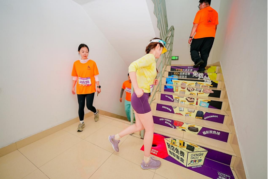 近千名选手垂直攀登山城之巅 第十三届重庆解放碑登高楼大赛圆满举行6.png