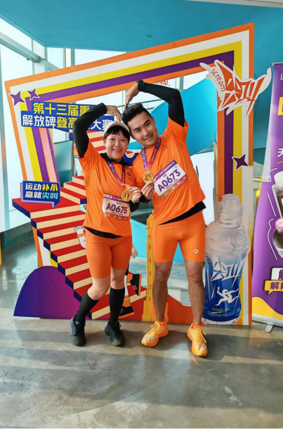 近千名选手垂直攀登山城之巅 第十三届重庆解放碑登高楼大赛圆满举行9.png