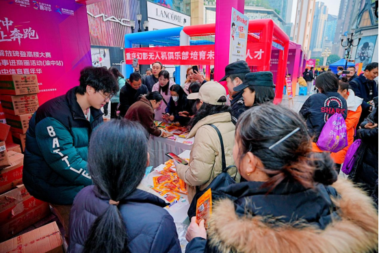 近千名选手垂直攀登山城之巅 第十三届重庆解放碑登高楼大赛圆满举行15.png