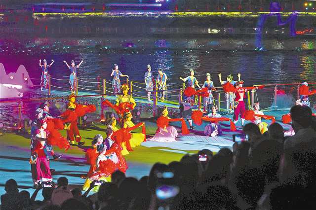 “五一”假期,八方游客涌向山城1.jpg