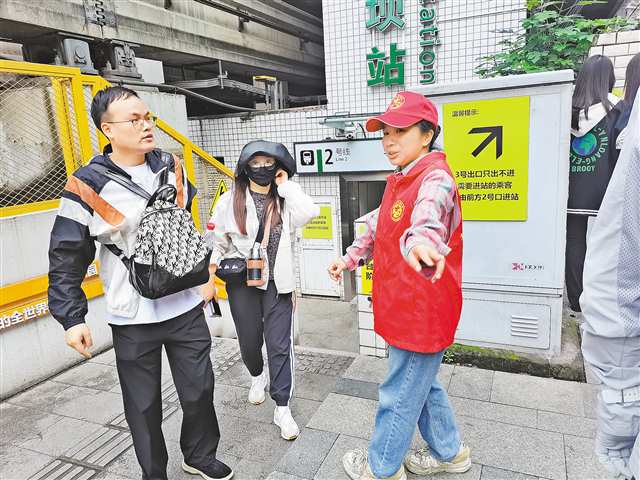 “五一”假期,八方游客涌向山城3.jpg