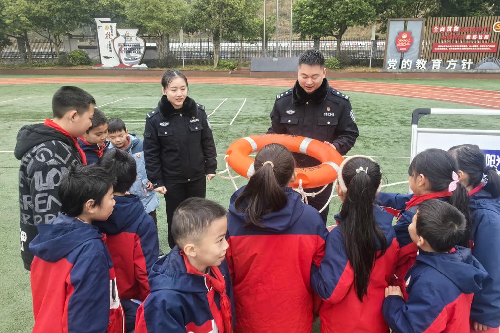 联动共治、多维发力 重庆水警多措并举筑牢长江上游水域安全屏障2.jpg