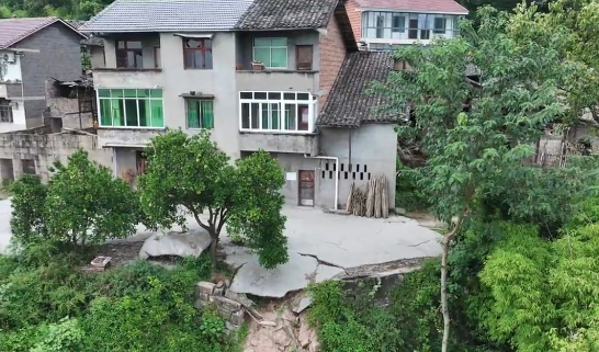 滑坡隐患面前 一次暖心避险搬迁守住百姓安居1.png