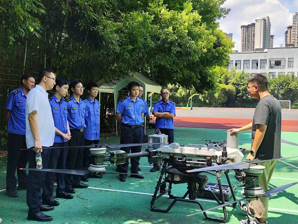 重庆城市管理青年执法队员同台竞技 无人机空中比武亮绝活1.jpg