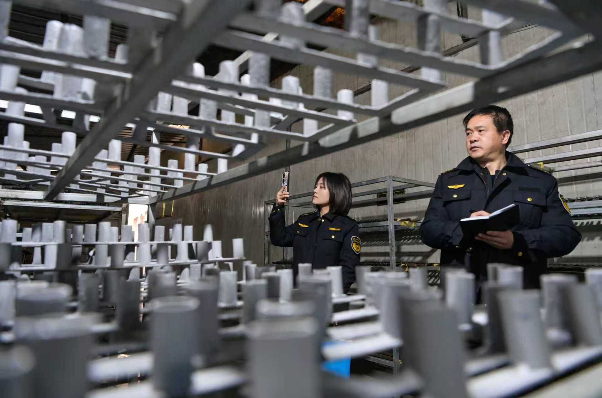 守底线、优服务、提效能 重庆以生态执法激活营商环境新动能2.jpg