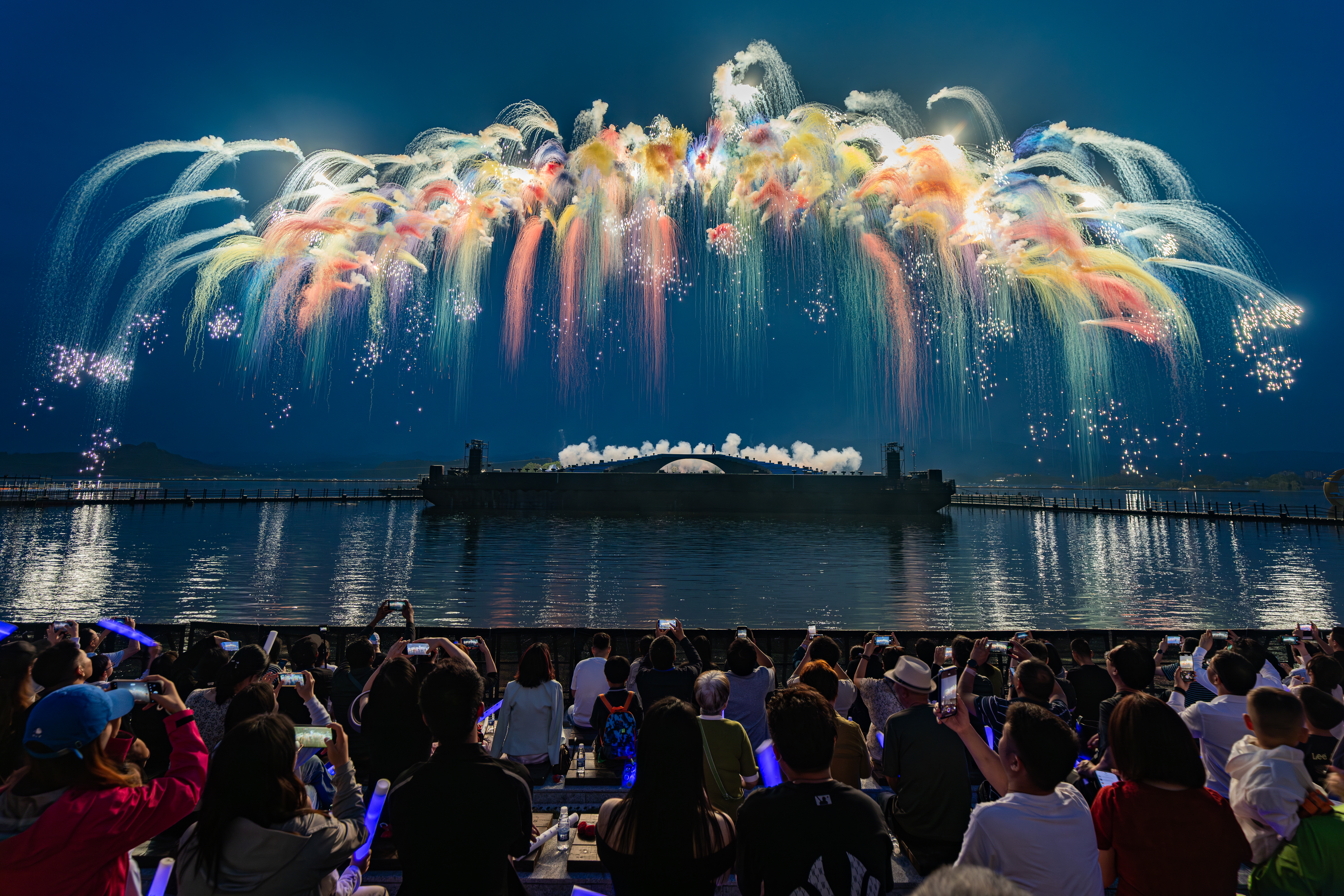 点亮夏之夜,长寿湖天空剧院常态化上演烟花秀2.jpg