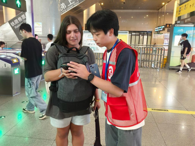 重庆北站国际志愿服务站启用 多语种服务助力山城国际化建设2.gif