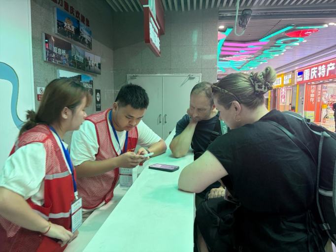 重庆北站国际志愿服务站启用 多语种服务助力山城国际化建设3.gif