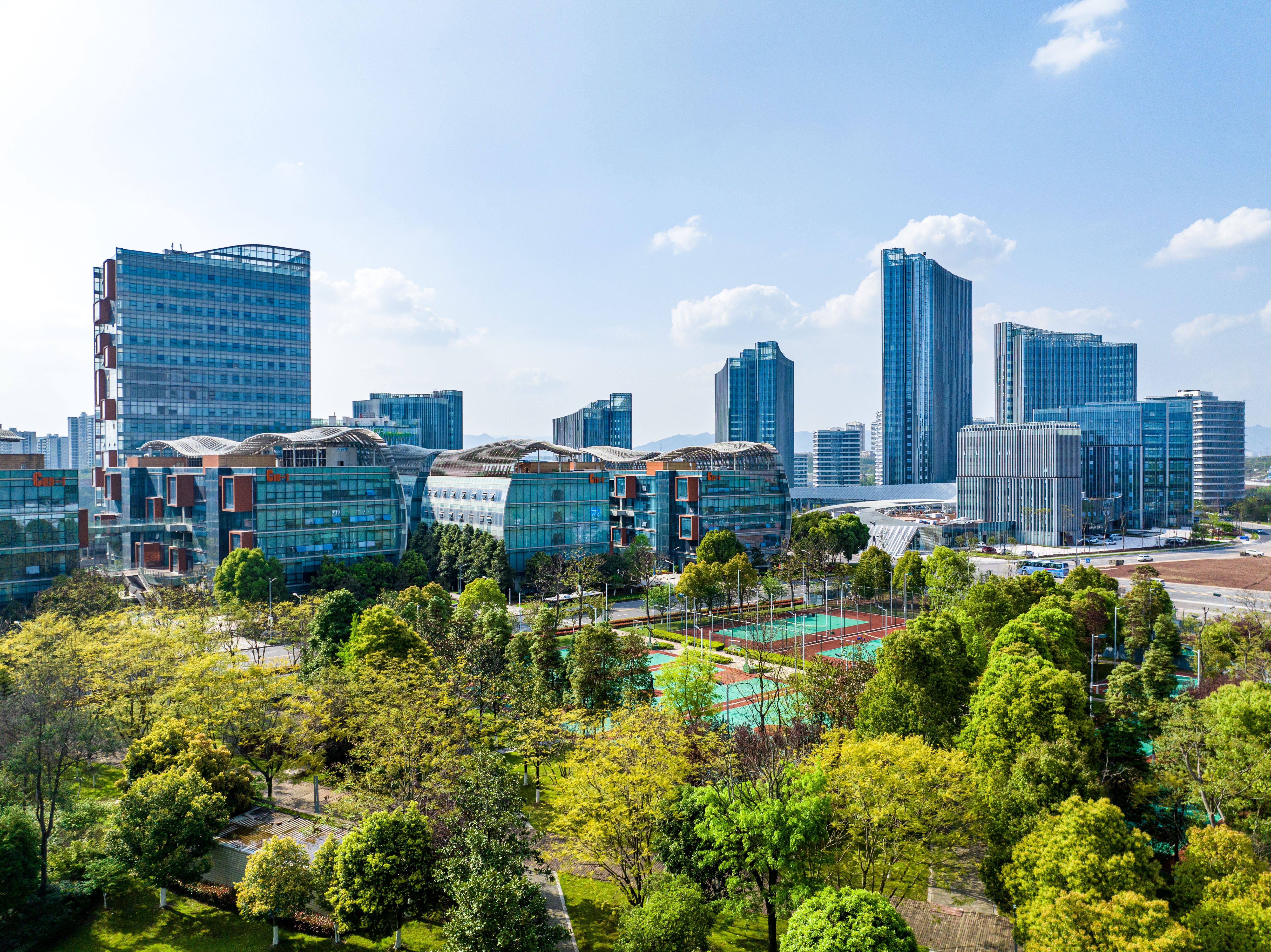 室外运动场、办公群楼.jpg