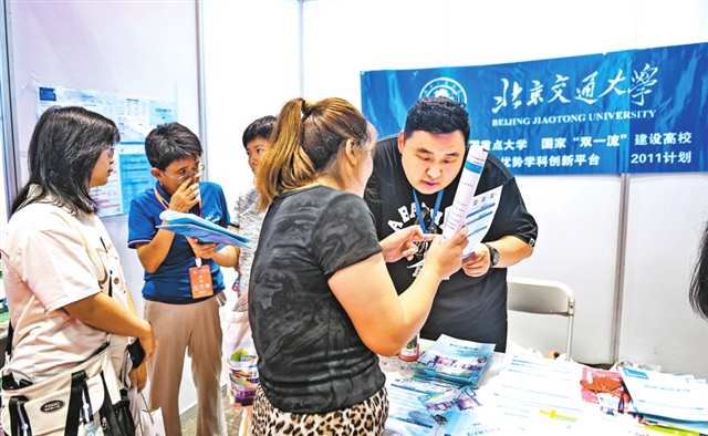 高招会来了 全国近400所高校为考生现场答疑2.jpg