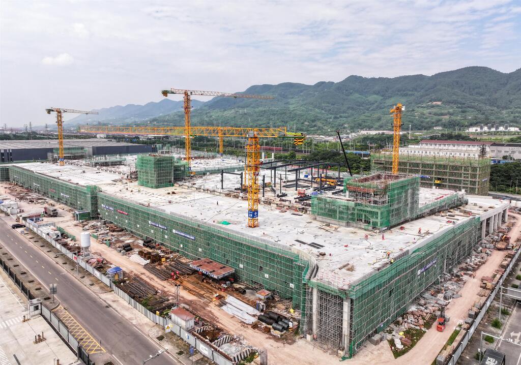 沙坪坝:中交冷链(重庆)智慧产业园(二期)主体结构封顶1.jpg